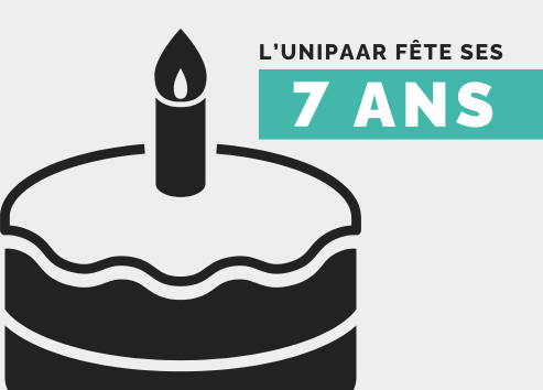 gâteau d'anniversaire noir sur fond gris. On peut lire L'Unipaar fête ses 7 ans.